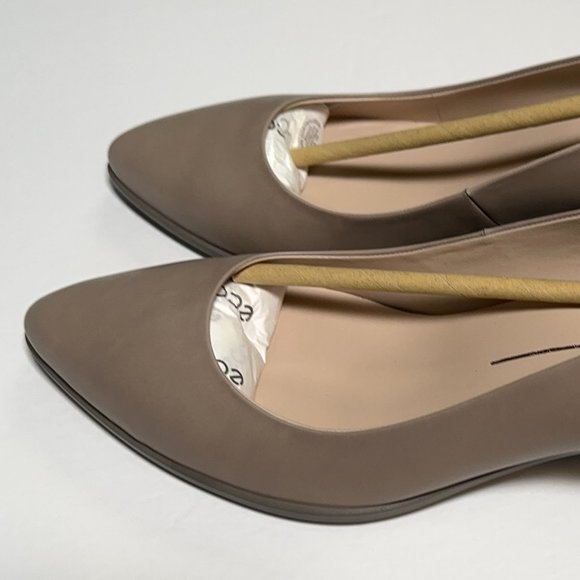 ECCO Women's Pump Size 10-10.5, 41EU. Beige Shape 45 Pointy Sleek New - Picture 2 of 12